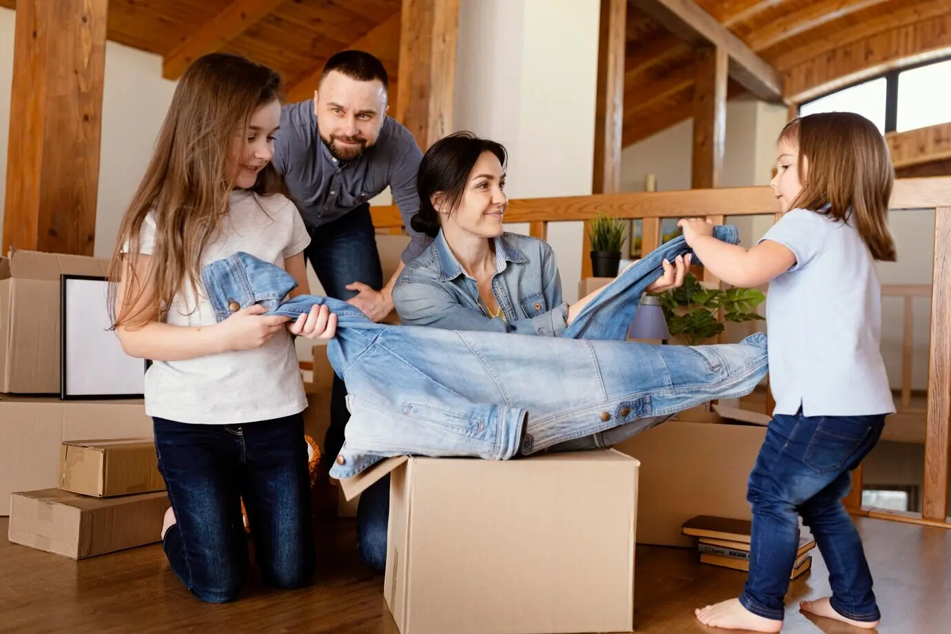 Члены семьи Смайли держат куртку.